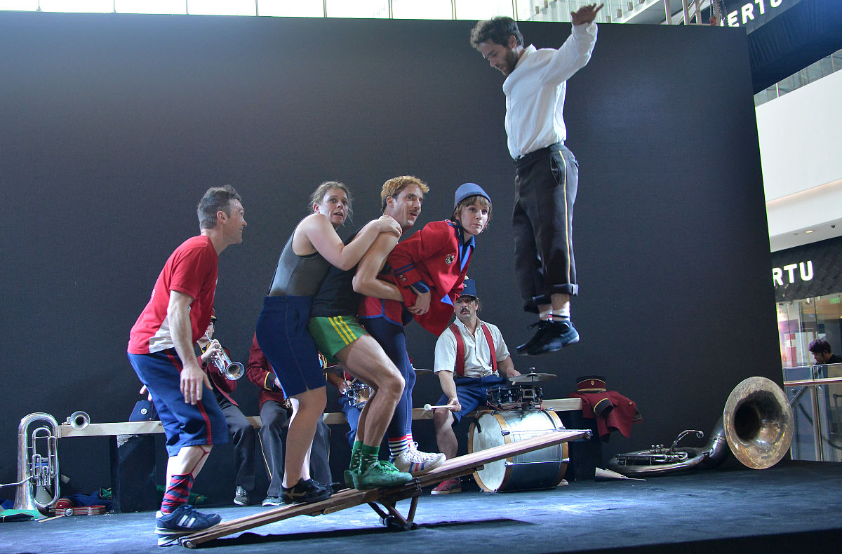 SQL 多表查询练习：同种工作不同部门员工信息和部门详细信息查询