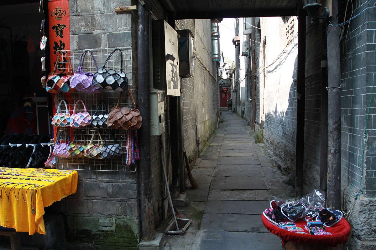 I dont knew我想去湖南旅游为期两天预算5000请你以导游的身份给我一份攻略。