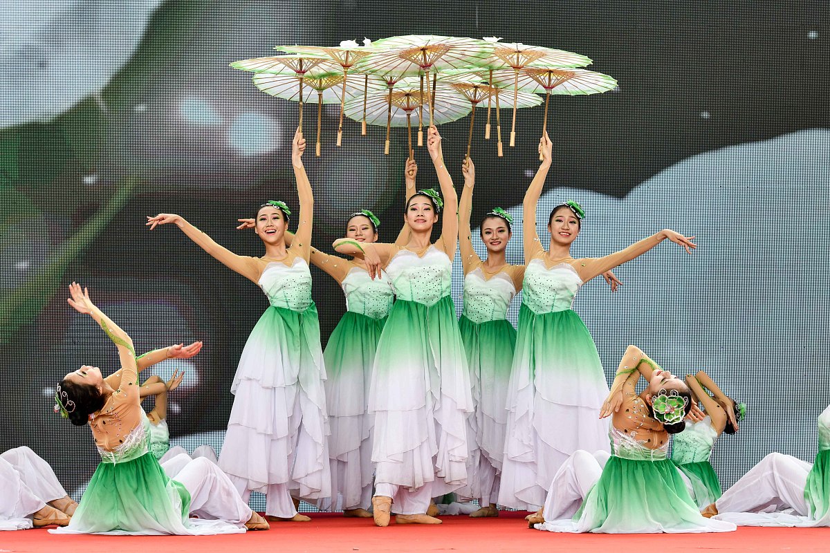 从前有一个年轻人名叫杰克他一直在寻找自己的梦想。有一天他决定去参加一个商业比赛希望能够获得资金支持自己的创业计划。他拿着自己的商业计划书和星币二牌充满信心地前往比赛现场。 当他到达比赛现场时他发现自己周围都是一些非常有才华的年轻人。他开始感到有些担心和不安但是他还是决定相信自己的能力和星币二牌所预示的好运。 在比赛中杰克展现了自己的商业计划书和出色的演讲技巧。观众们都被他的表现所感动并且他最终