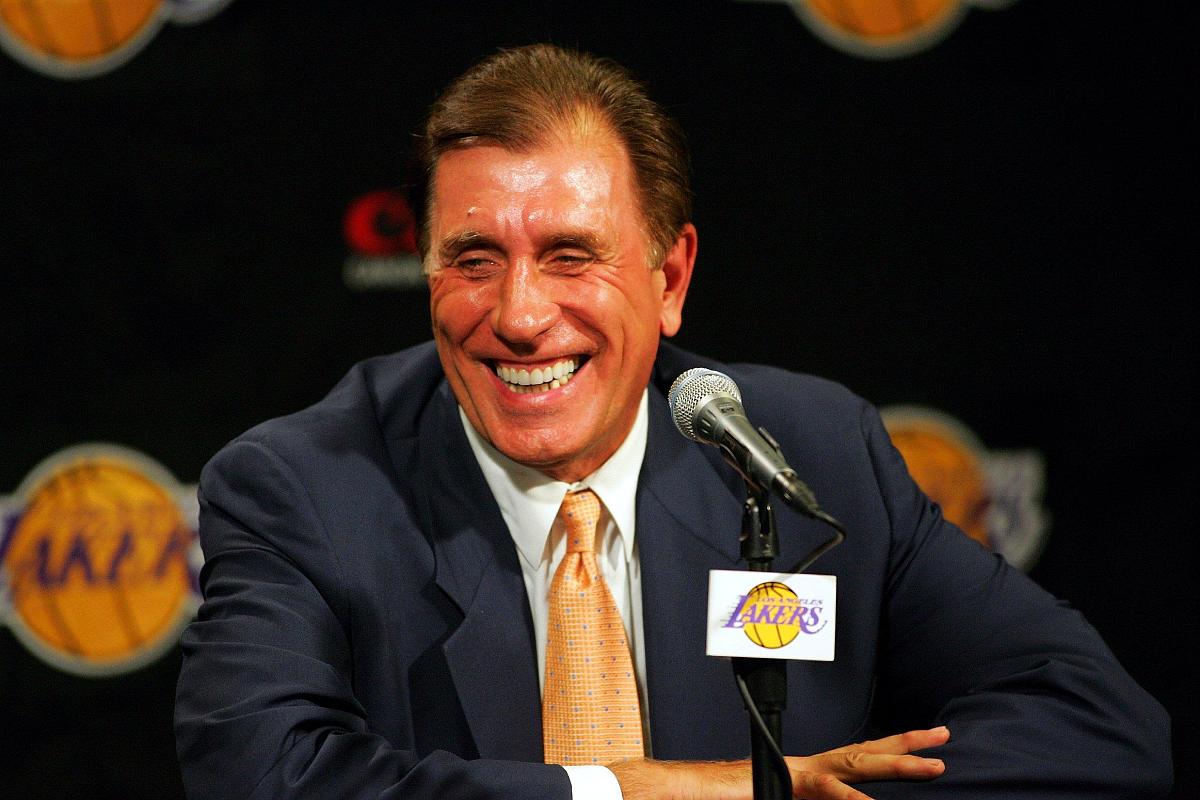 当地时间2004年7月10日,nba洛杉玑湖人队在斯台普斯体育馆召开新闻发