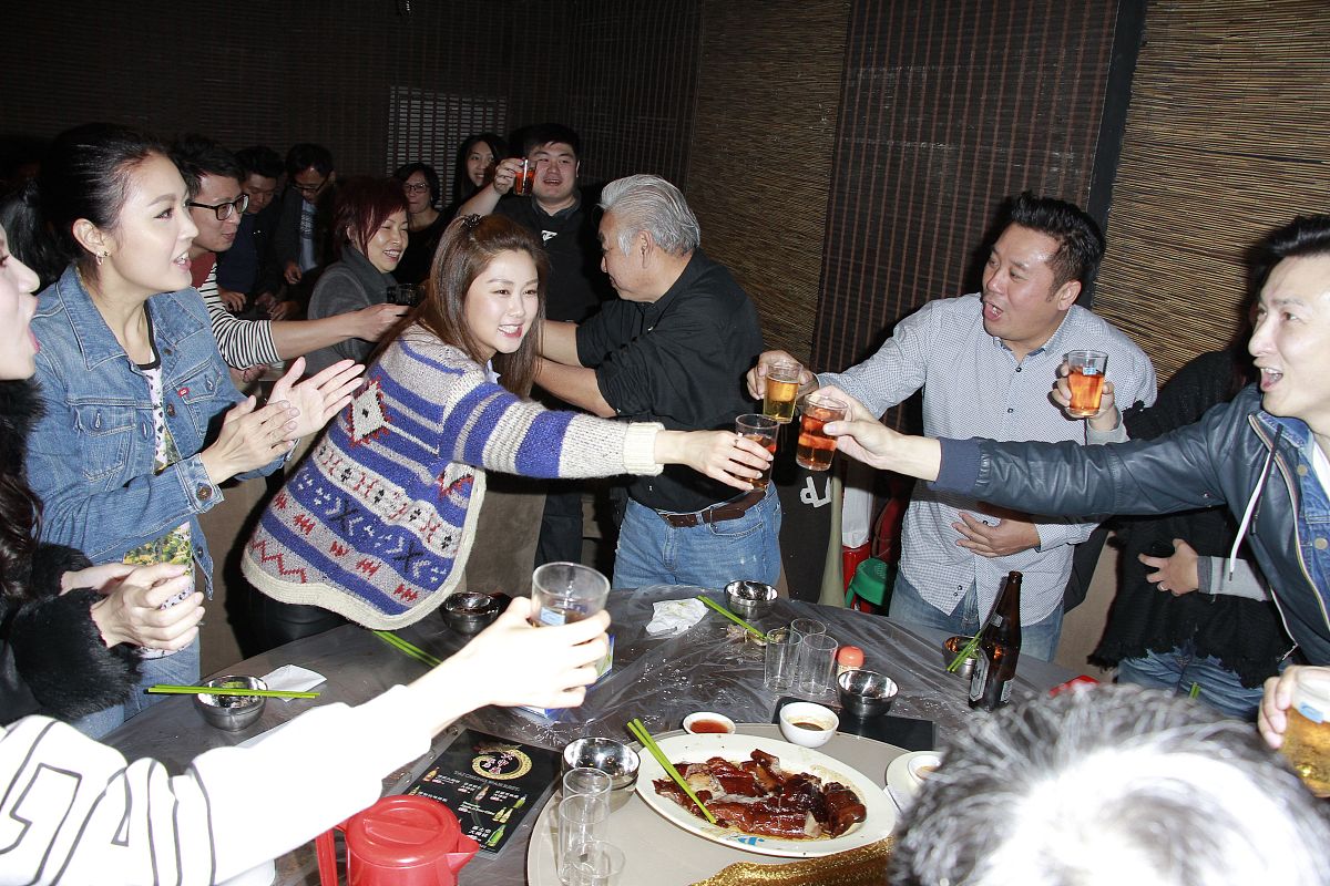 同学聚会要不要带女朋友？ - 考虑因素和建议