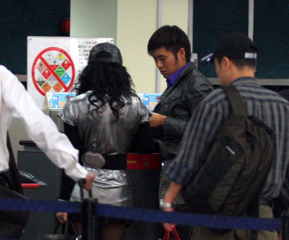 2009年11月3日,上海,刘晓庆从杭州出席完活动,坐车到上海搭乘飞机返回