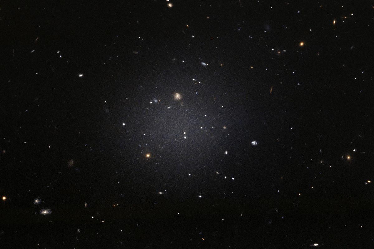 课上做了一个小游戏——耶鲁大学博弈论的随堂测试教授手里有5美元让学生从1到100选一个数最后看谁选的数最接近所有数据平均数的三个之二就可以获得这5美元如果所有人足够理智足够聪明那么推理一下最终会出现什么样的数据结果？