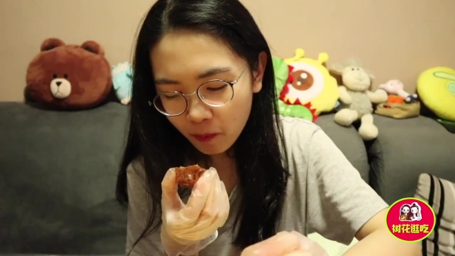 周黑鸭鸭脖真空包装vs锁鲜盒装 为追求口感建议大家还是买锁鲜盒装的 肉质比较嫩一点~