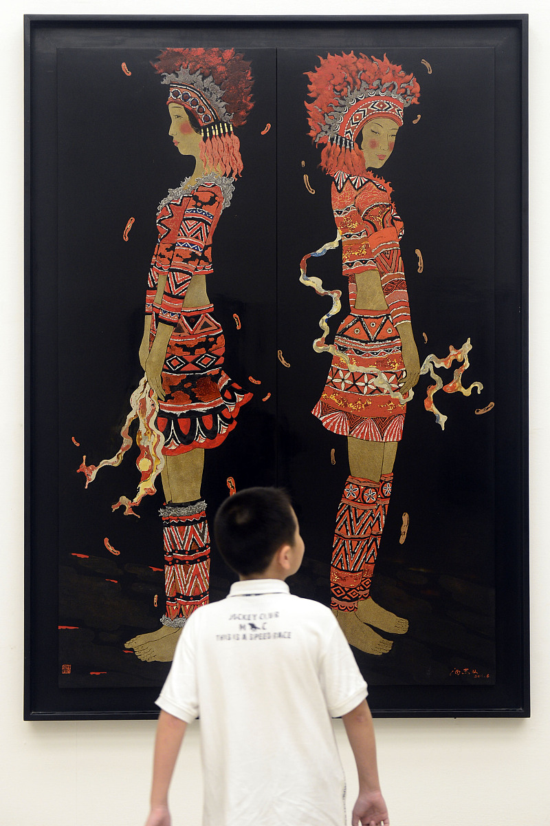 观众正在欣赏福建籍画家汤志义的漆画作品《阿美姑娘》.