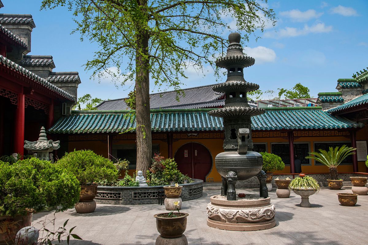 2015年4月17日,江苏省扬州市,瘦西湖.***_***扬州瘦西湖法海寺