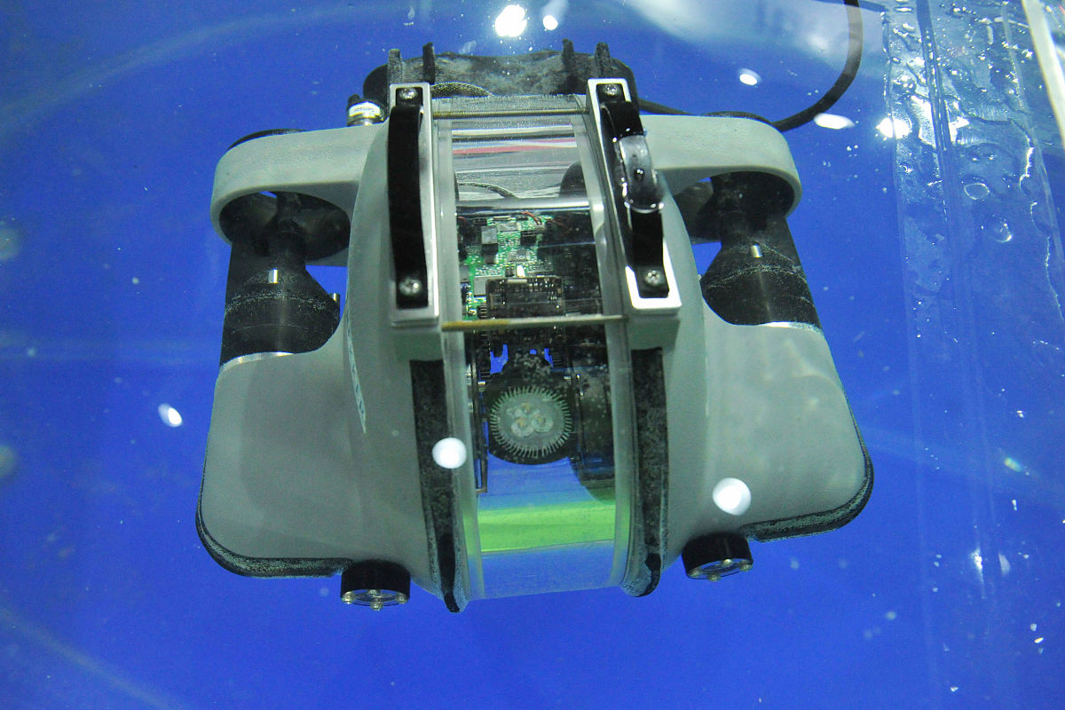 帮我写一份关于水下机器人的结构介绍。机器人采用的是亚克力、pvc管、3d打印结构。