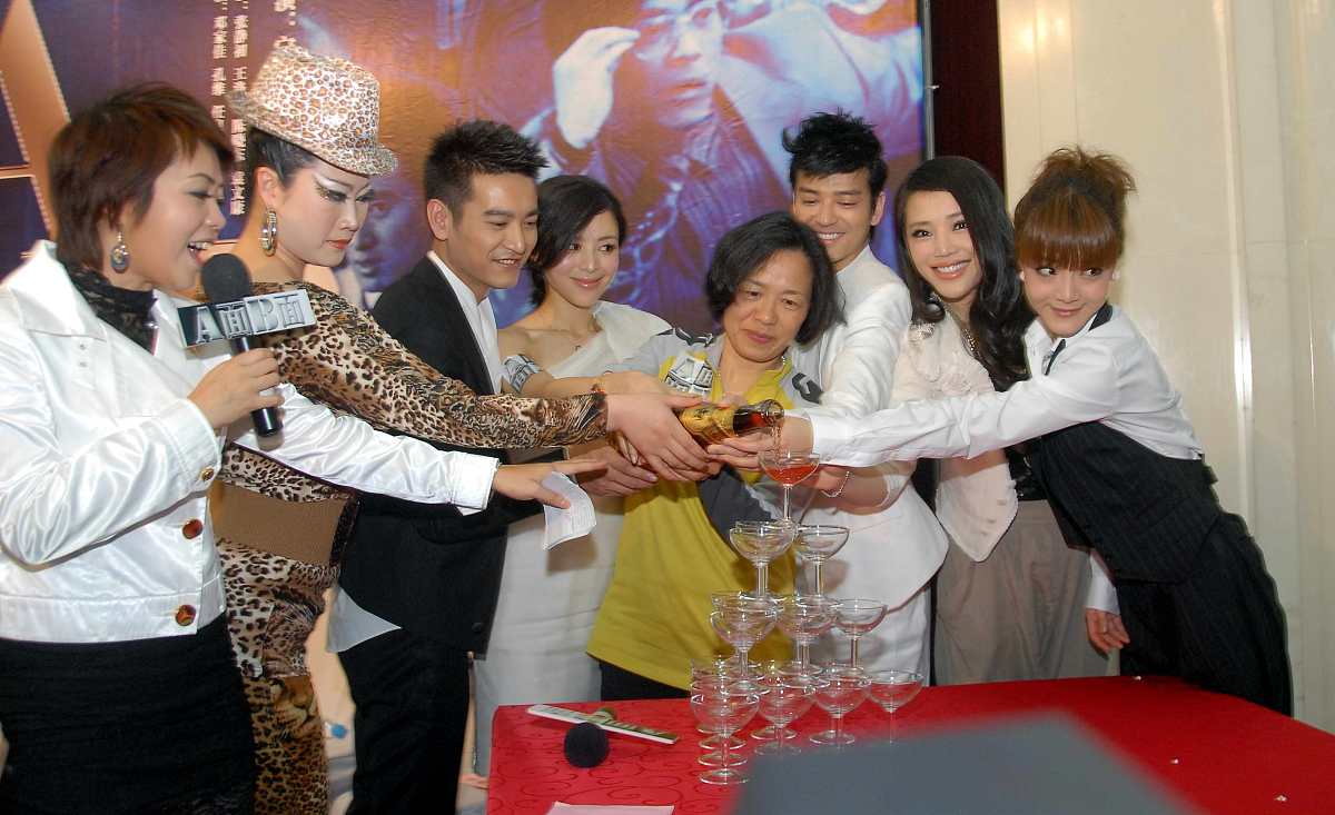 2010年4月27日,杭州,电影《a面b面》举行演员见面会.***_***+++_+++a