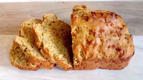 每一根香蕉都有成为面包的梦想,又到了健康早餐系列。全麦香蕉面包,粗粮营养价值比白面包高,含