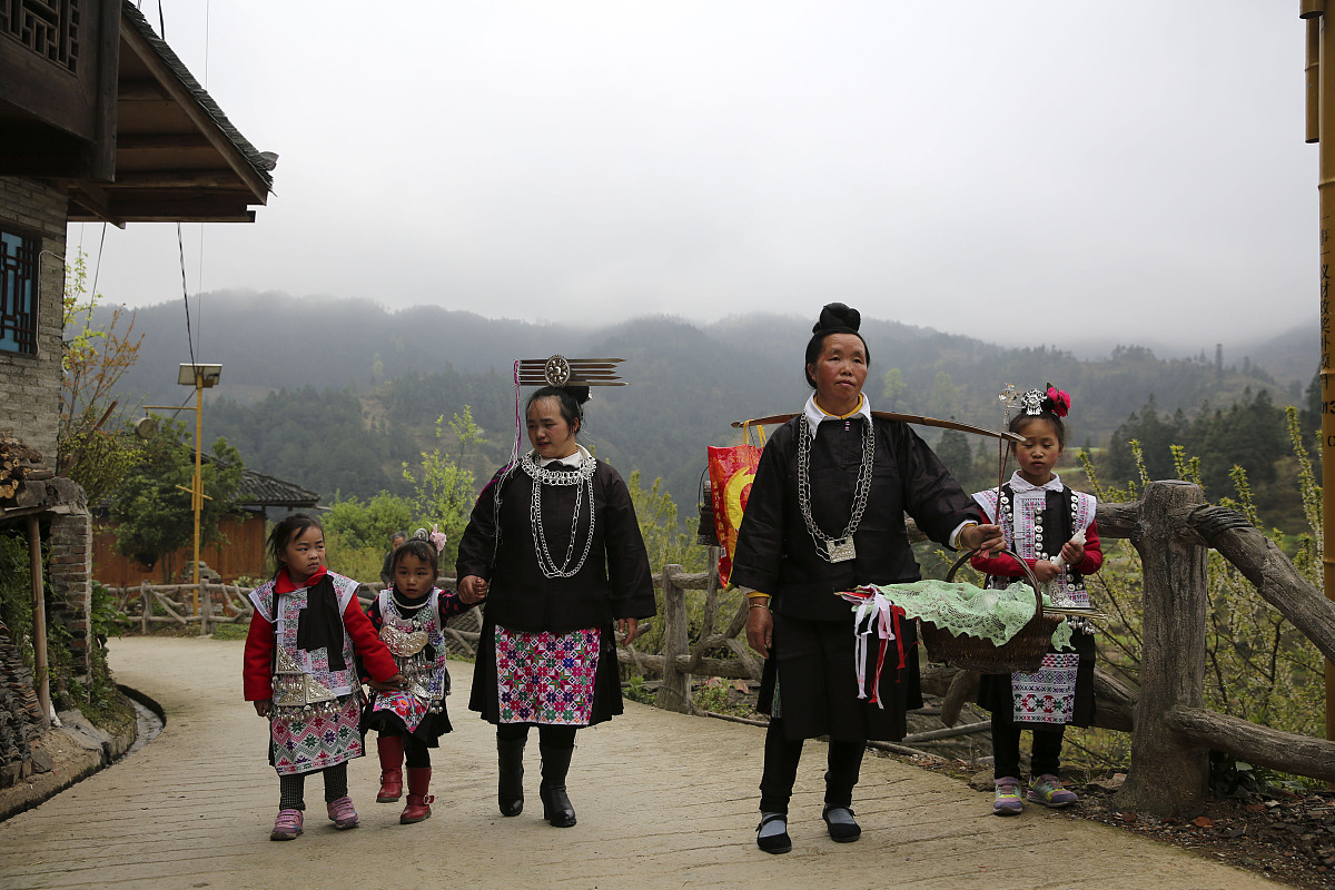 贵州黔东南:苗族村民欢度"祭桥节"