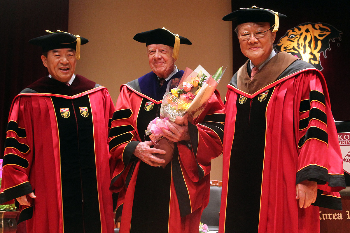 2010年3月23日,美国前总统卡特当日在首尔被韩国高丽大学授予名誉博士