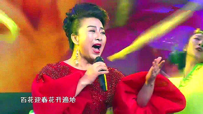 [图]美女歌手演唱《百花迎春》,音色饱满,令人陶醉