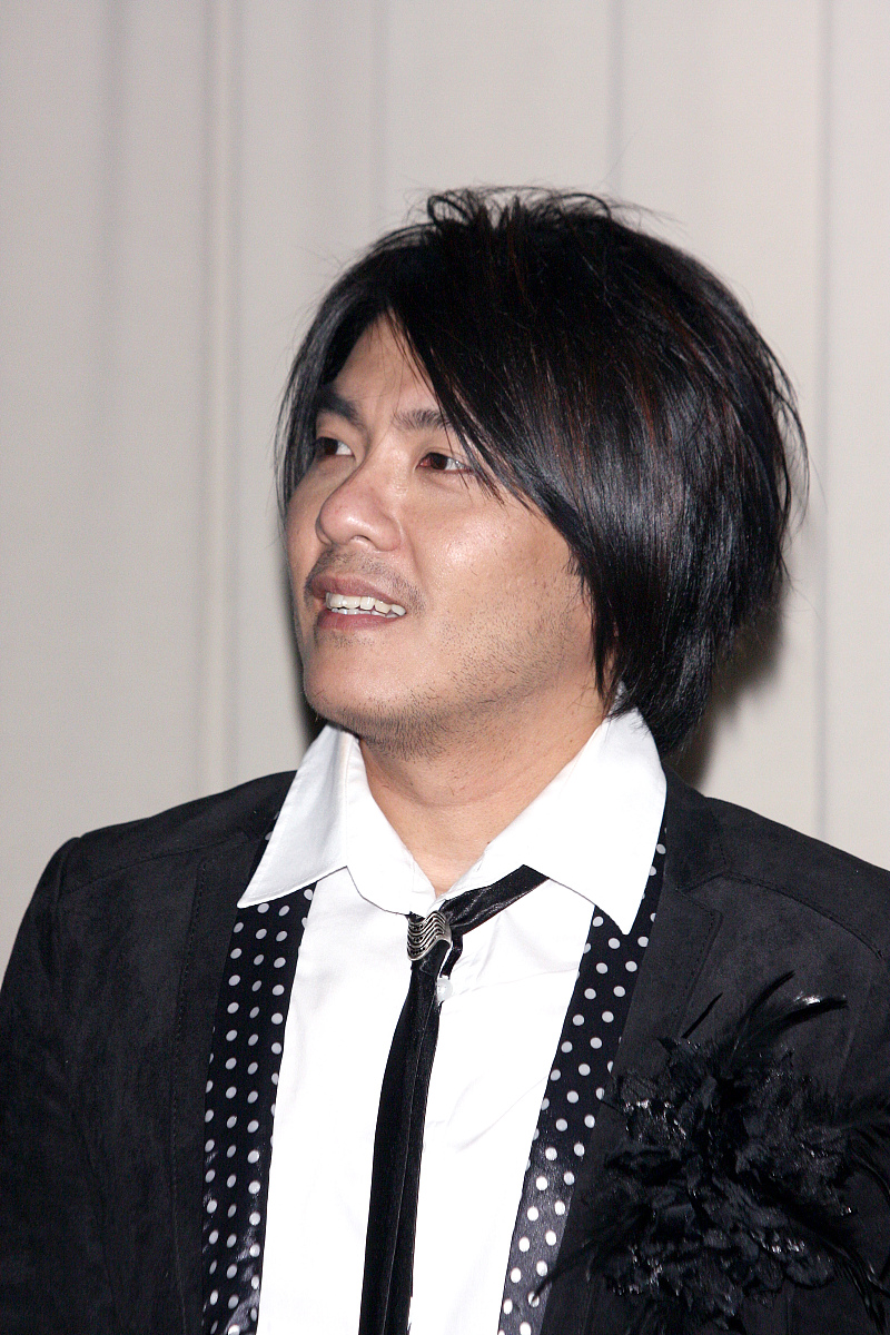 2010年2月25日,违3年的新加坡歌手阿杜(杜成义),2月25日终于推出最新