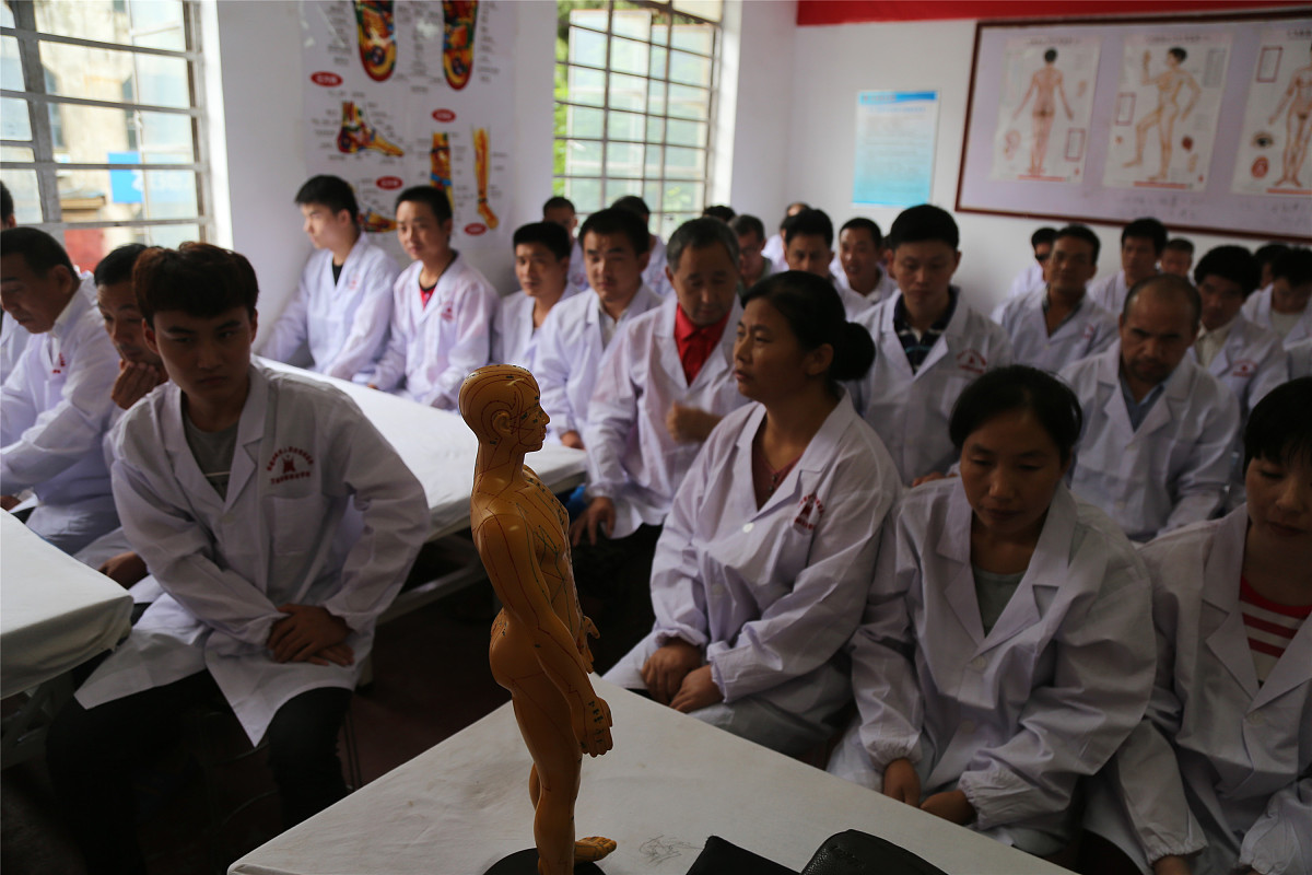 给下面这句话降重：所谓终生学习理念是指除有组织的培训外香港營警队还认为促进警务人员个人进修与提供正统的课堂学习同等重要学习既是单位和培训机构的职责人员本身也须肩负同等的责任并明确了个人在学习上的责任包括分担确定培训需求的责任改善个人与机构的表现与同事分享学习经验将在工作中实践所学到的知识、技能和正确的工作态度等传递给下属或同事。警队除举办课程培训以外还帮助和促使警务人员在工作环境中学习和个人进修形