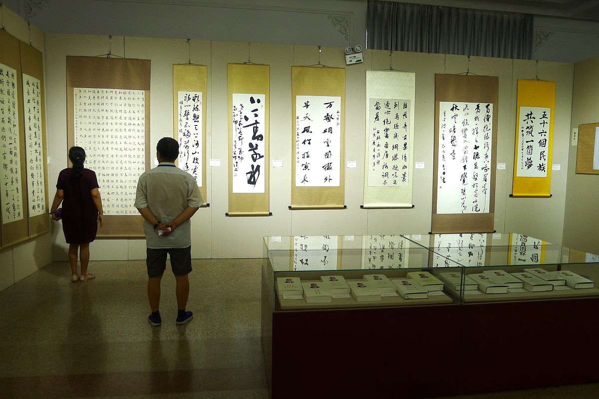 武汉软件工程职业学院书法协会有会员400多人参加全国、省、市比赛获奖100 多项公开发表优秀书法作品80余幅被评为全国优秀艺术社团湖北省大学生优秀社团。每年3月至5月该校书法协会举办一年一度的翰墨杯书法大赛全体会员皆可报名参赛。决赛现场活动还会邀请华中师范大学、武汉科技大学、中南民族大学、武汉职业技术学院、武汉城市职业学院等高校书法协会代表参加。翰墨杯 书法大赛活动自发起、初赛、复赛再到现场决赛历