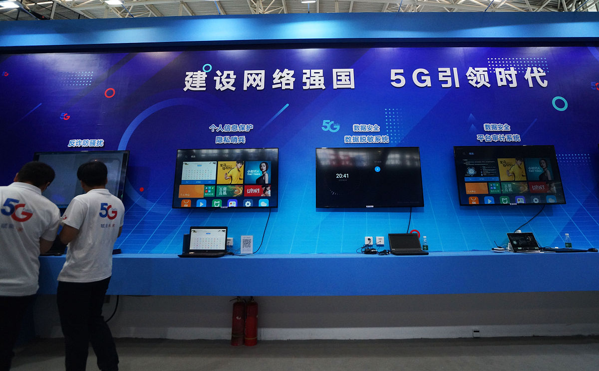 你好请帮我写十一篇周记以一个网络维护员的身份写每篇350字左右。