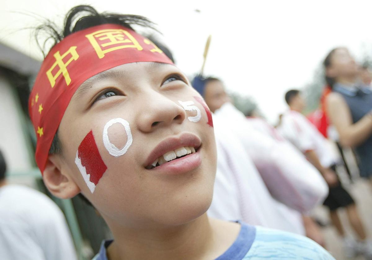 2004年7月17日,在离亚洲杯开幕还有4个小时的<strong>时候</strong>,火爆球迷抢先出击