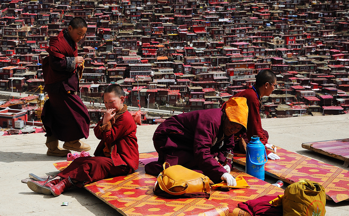 色达五明彿学院的其麦堪布帮我用210字详细描述