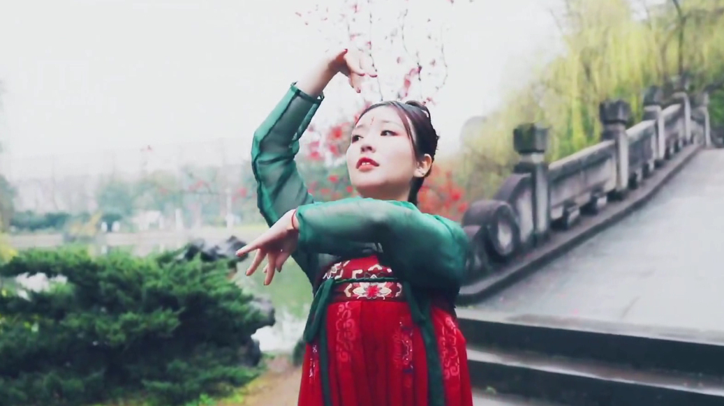 看这个汉服小姐姐跳《大鱼》,怎么看都不够,因为太美了!