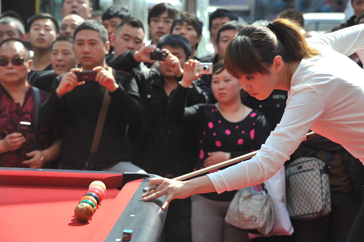 2011年<strong>9</strong>月27日,长春,众9球美女出席活动为球迷签名.