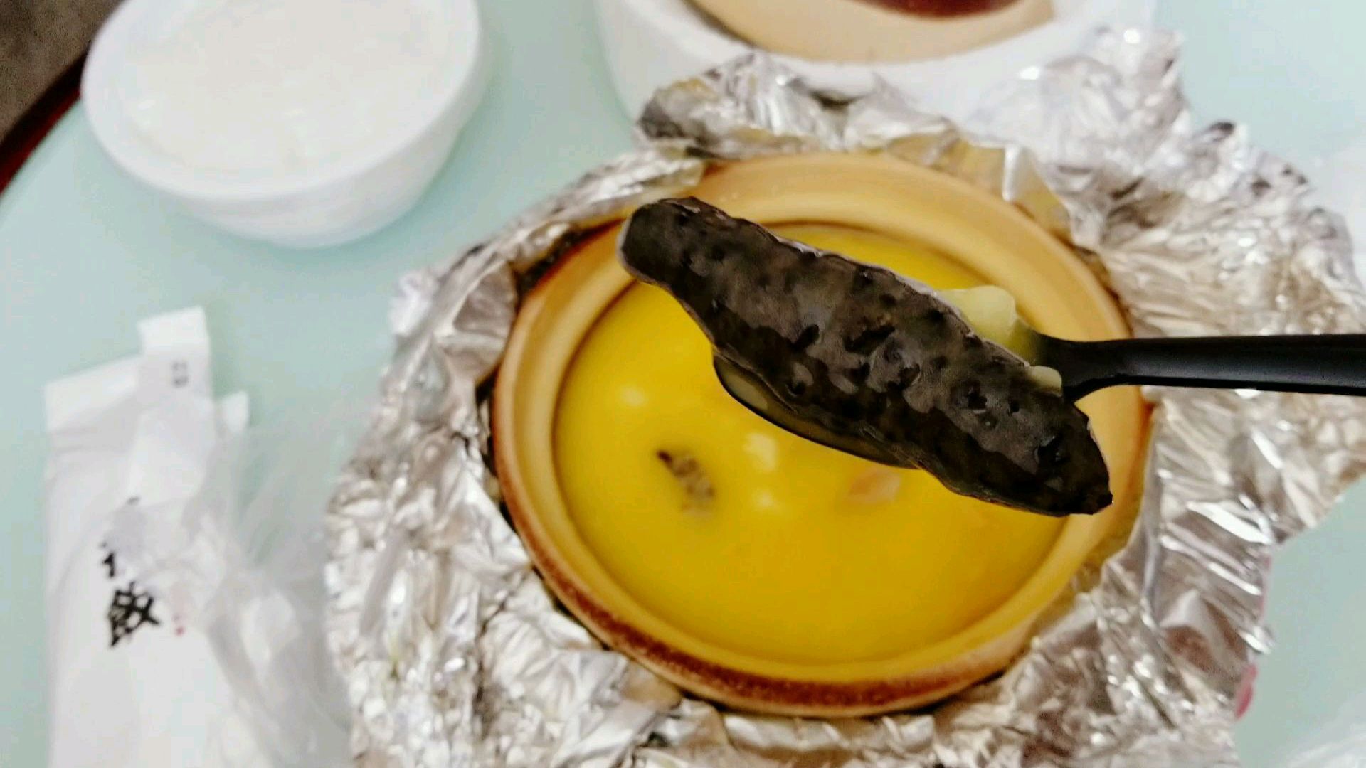 外卖60元“黄焖佛跳墙捞饭”,里面有鲍鱼,海参等,还送了砂锅