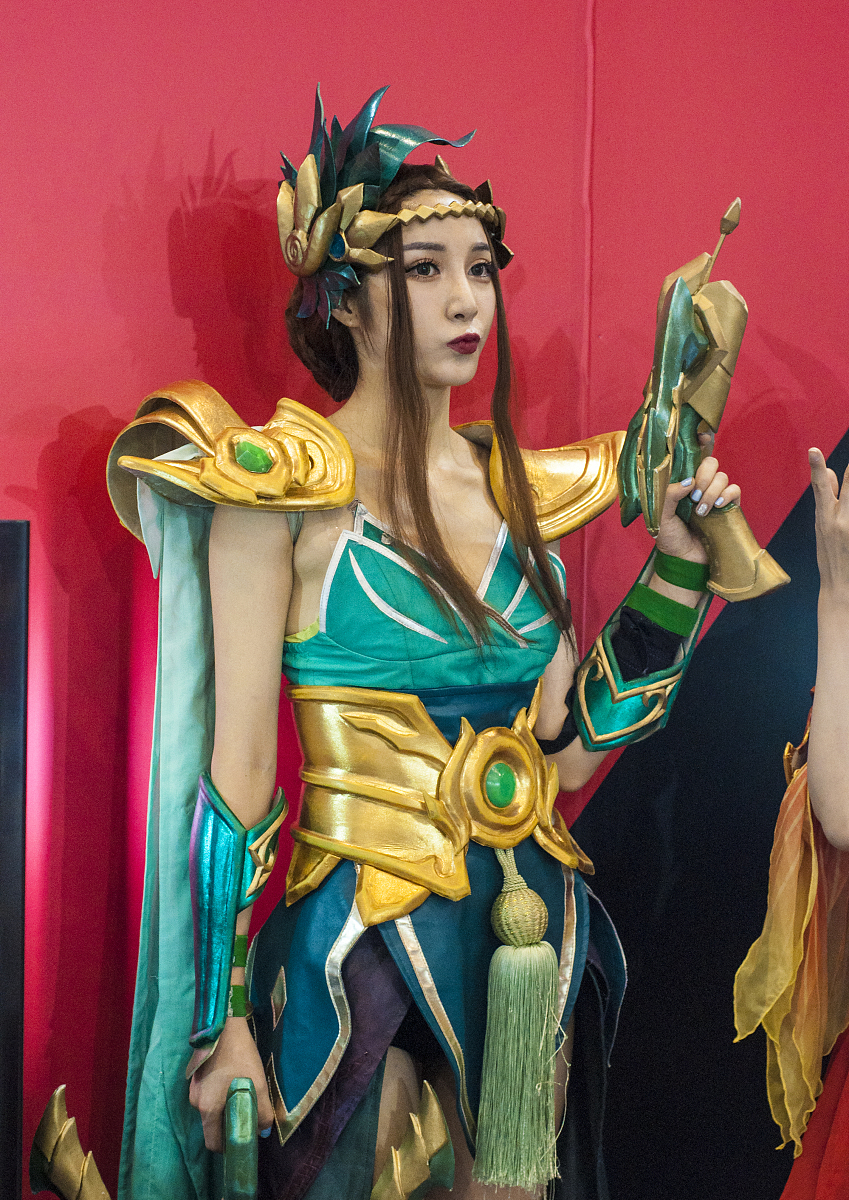 以神龙降世为主题编写一个对抗黑暗拯救苍生的背景故事主角是五个人分别是赵云孙尚香貂蝉大乔亚瑟