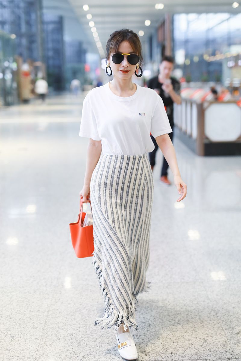 来一篇率性感T恤穿搭文案。服饰：经典黑白条纹宽松正肩连衣裙、无袖连衣裙黑色与铺满了字母涂鸦的白色拼接、宽松黑白条纹圆领T恤搭配绿色设计感背带裤