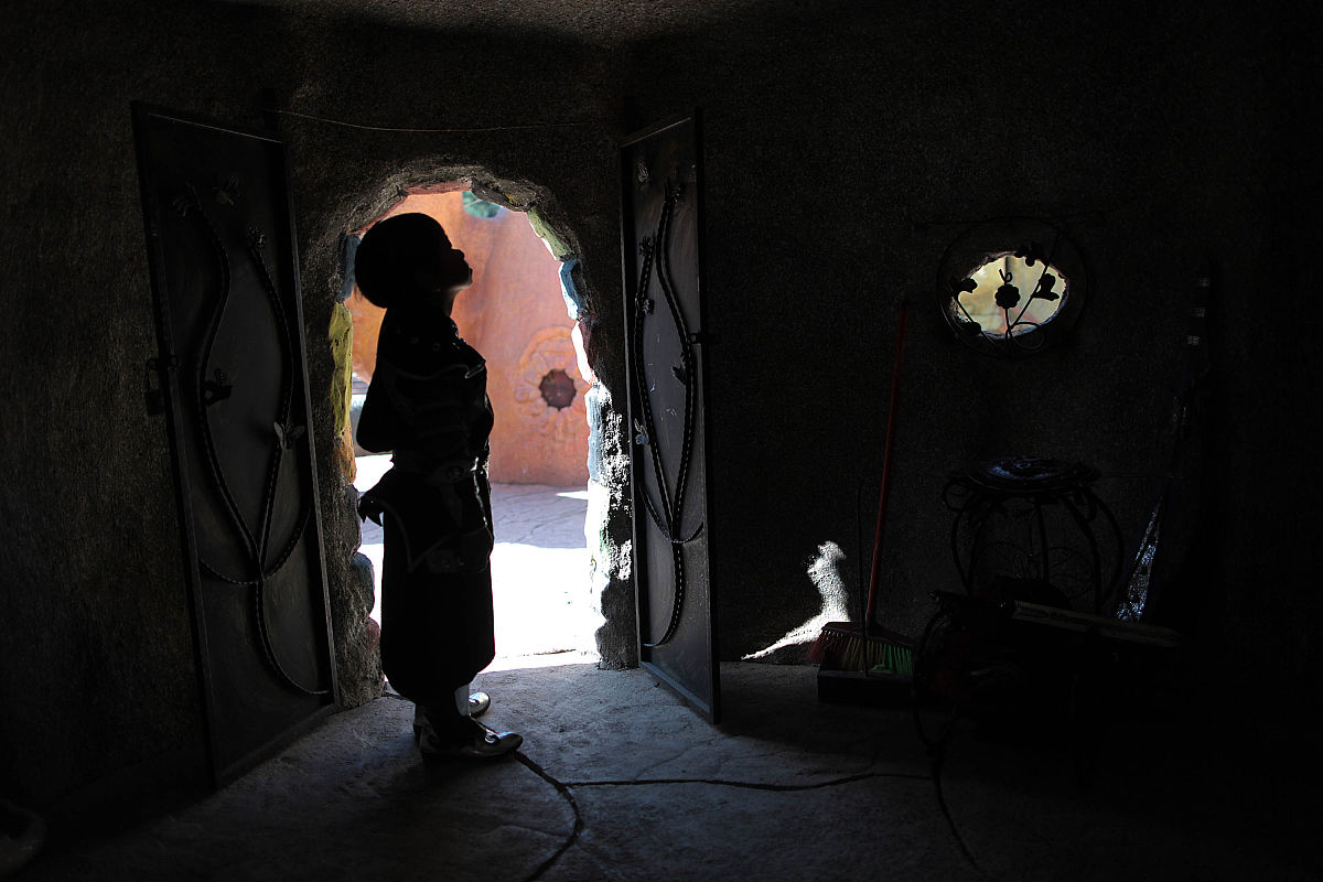 写一篇以中世纪鬼宅、做客、镜子、舞会和逃生为主题的诡异副本