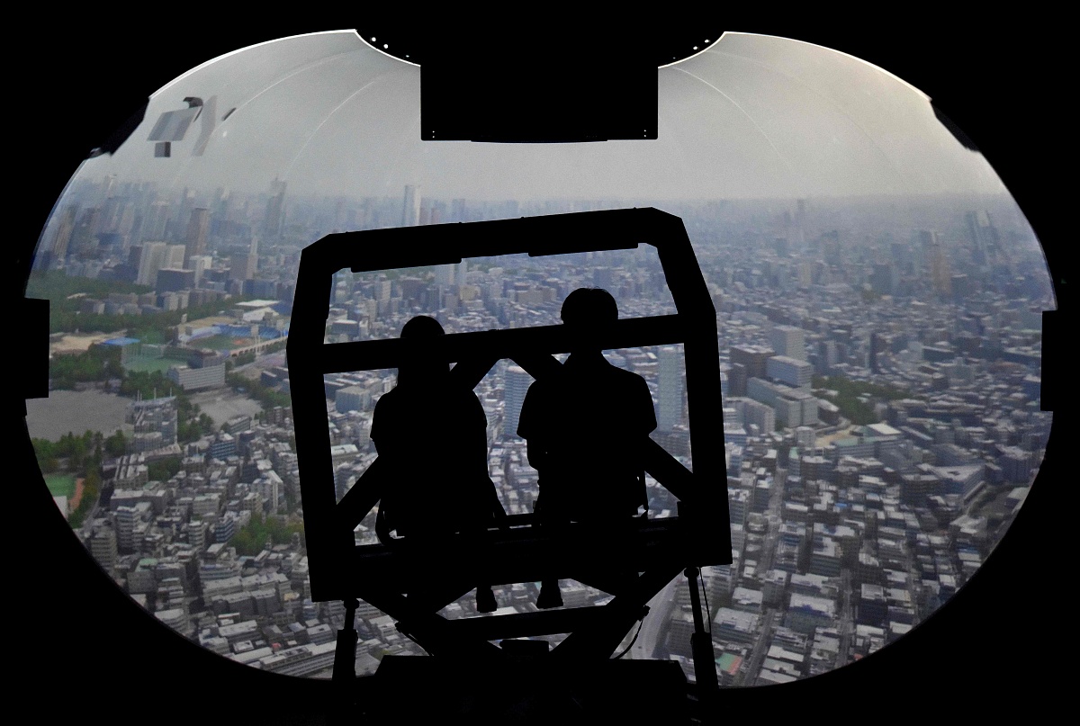 当地时间2017年7月17日,日本东京,记者在发布会上体验新vr技术.采用超