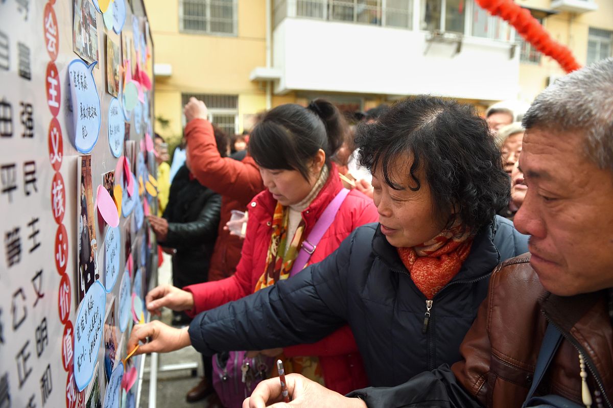 修改领导发言稿：二、落实制度加强约束我们落实了各项制度方案确保移风易俗专项行动的顺利开展。一我镇制定移风易俗专项行动方案。方案明确了移风易俗专项治理工作的总体要求、治理重点、主要举措、进度安排和保障措施等方面内容针对性指导开展移风易俗突出问题的整治。二我镇制定《关于领导干部操办婚丧喜庆事宜实施办法》实施办法对领导干部操办婚丧喜庆事宜作出严格规定操办婚嫁喜庆事实行事前事后双报告操办葬礼实行即时口头报