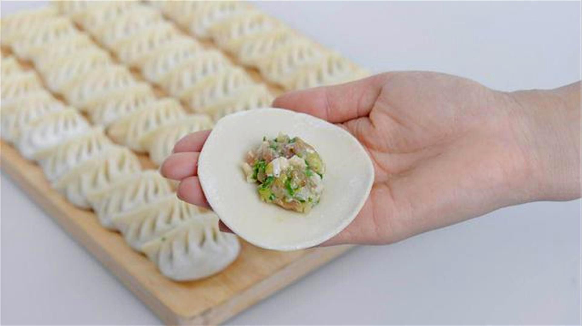 擀饺子皮别再用擀面杖了,这技术活太实用了,快告诉家人越早越好