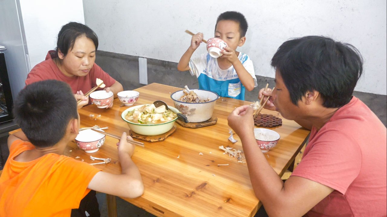 媳妇炖小母鸡发生意外,鸡汤全部浪费了,但不影响儿子吃鸡腿