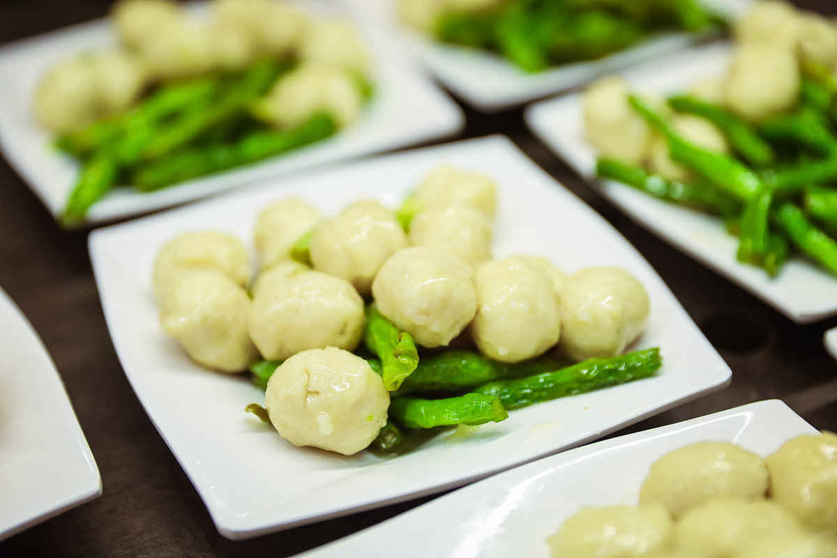 沈阳一高校食堂推出"世界杯菜品"  "梅西,角球"菜品任选