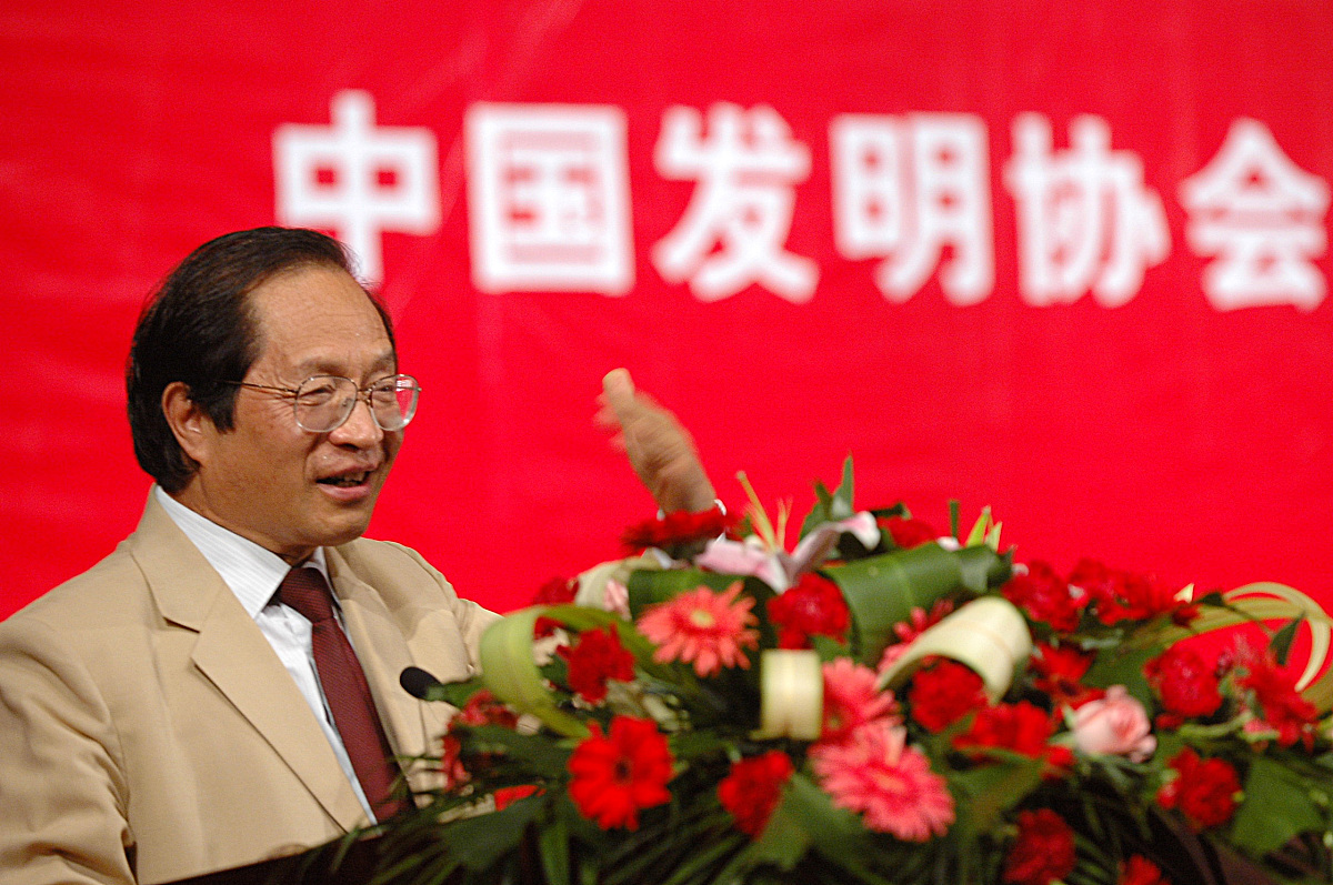 女生说在做美甲，怎么回复才显得幽默风趣？