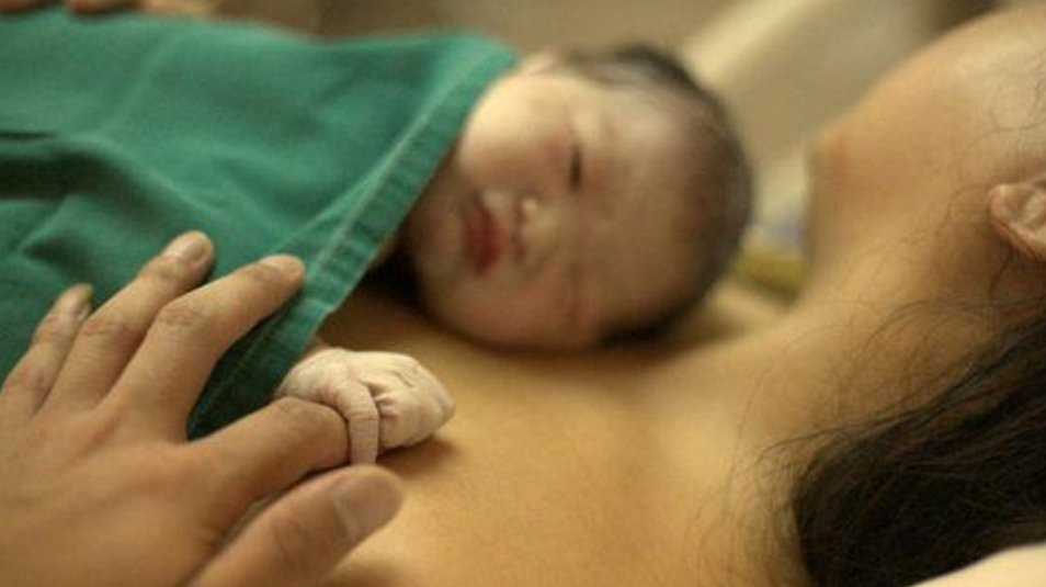 婴儿出生第一口,是先吃母乳,还是先喝水?这一步对宝宝很重要!