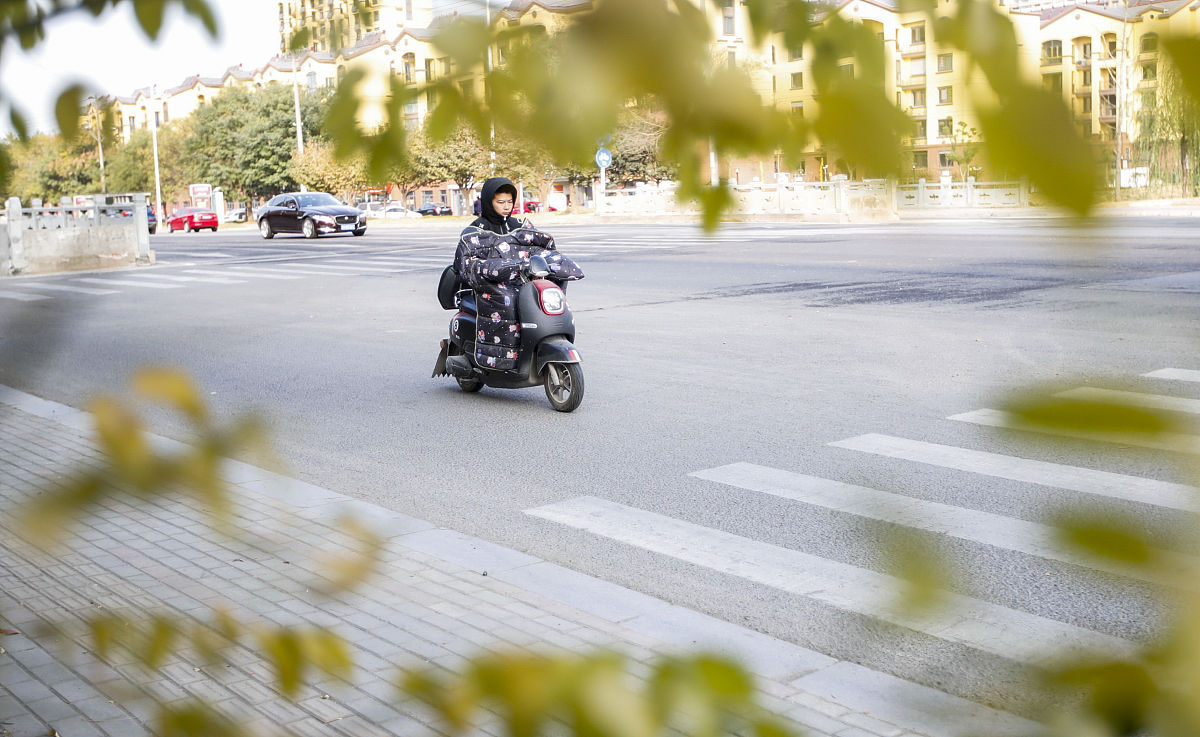 梦见和丈夫骑电动车出外回来时丈夫和我不走一条道