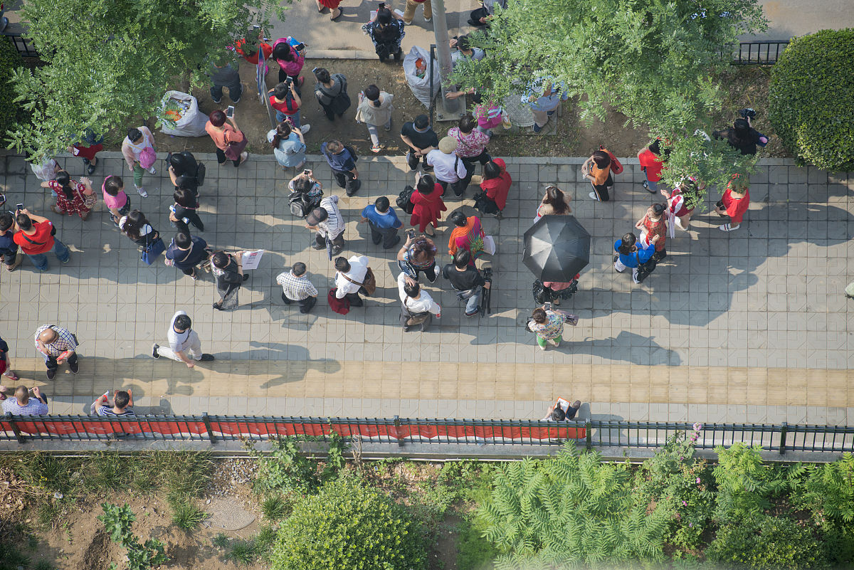 请换一个说法表达以下意思地理是一门文理兼备的学科近年高考和中考中往往在试题中体现对科学探究方法和探究过程的考查如比较、分析、推理、实验、计算、分析统计图表等题目逐渐增多所以在中考复习中要加强这方面的训练。虽然考查形式多样但往往还是对一些基本地理原理、规律、现象进行探究所以掌握基本的地理原理、规律理解日常地理现象是正确应答此类题目的必要保证。比如影响气温和降水的要素海陆分布对气候的影响地球运动基本规