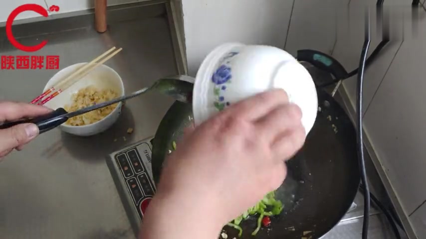 10年老厨师教你青椒炒鸡蛋的家常做法,味道很赞,先收藏起来