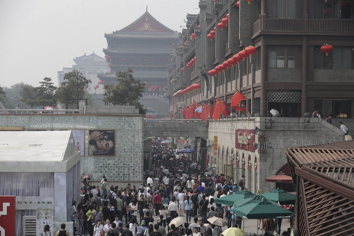 扮演一名旅游爱好者自媒体博主根据以下内容写出一篇2000字旅游短视频原创文案文字表达思路清晰有自己的见解不要推荐景点跟地方旅行是一种更多的关注与体验