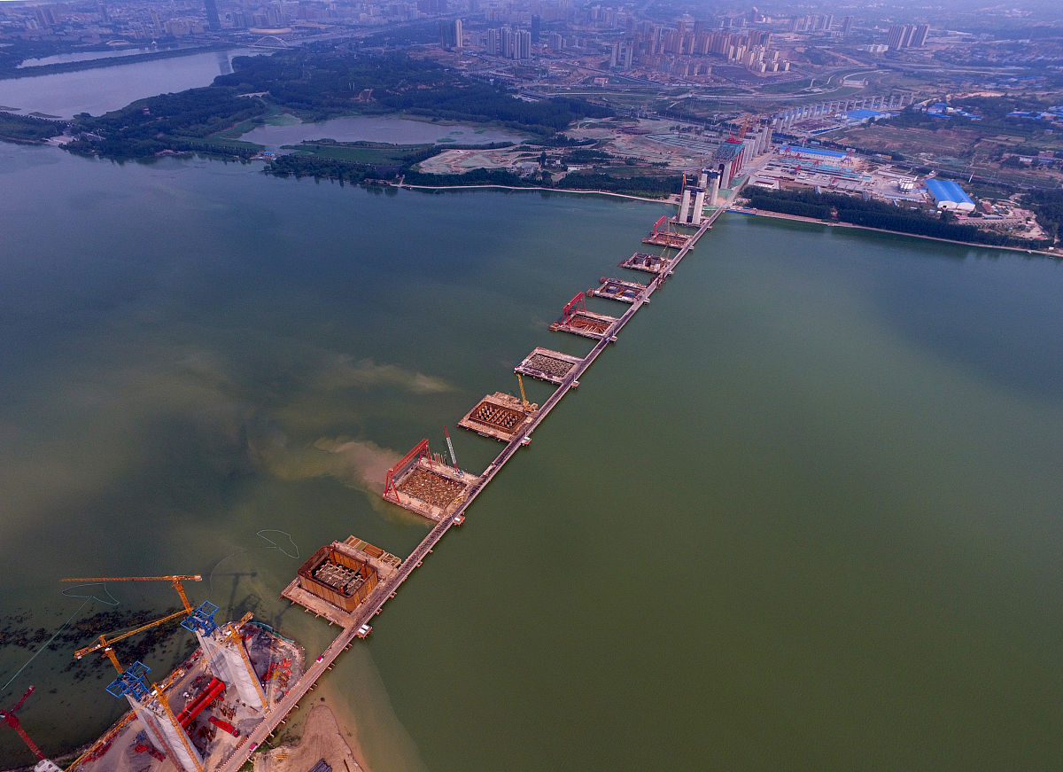 工程影响因素多概括起来可归结为以下五个方面分别是劳动主体——人Man、劳动对象——材料Material、劳动手段——机械Machine、劳动方法——方法Method及施工环境——环境Environment。	在工程质量形成的系统过程中前两阶段对于最终产品质量的形成具有决定性的作用而所投入的物质资源的质量控制对最终产品质量又具有举足轻重的影响。所以质量控制的系统过程中施工单位无论是对投入物质资源的控