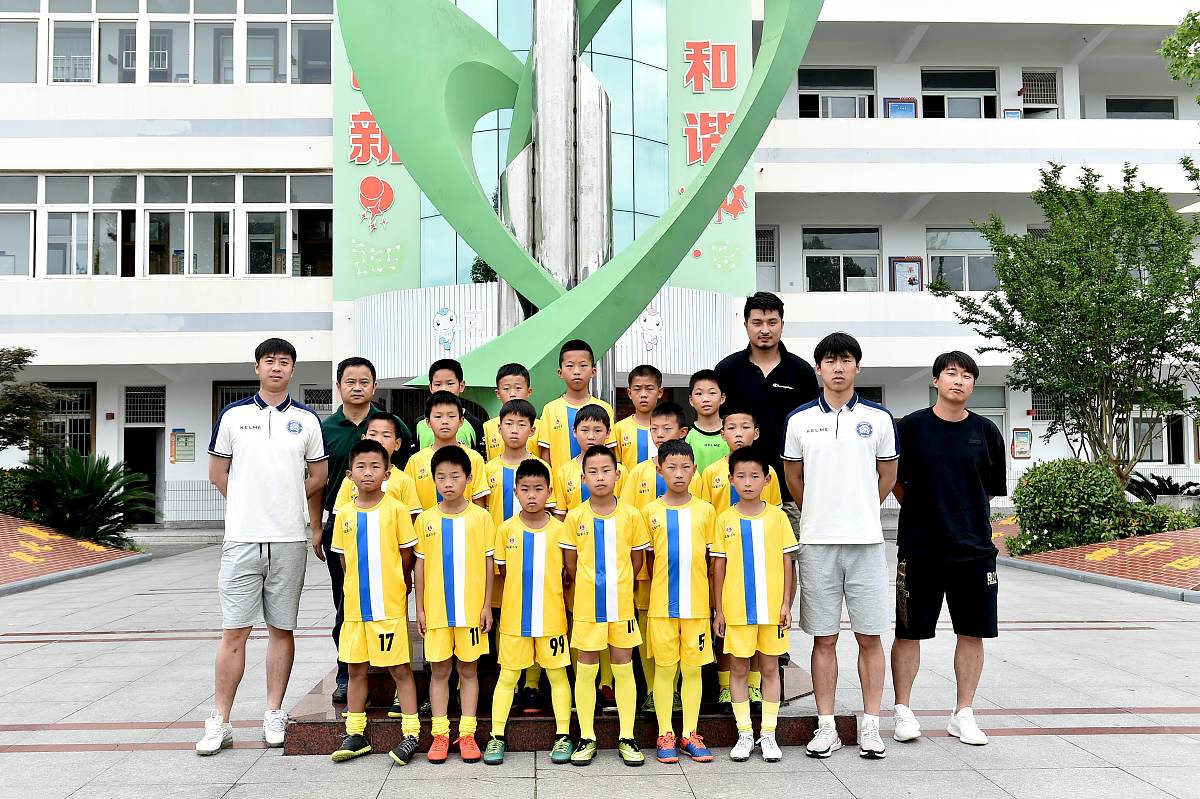 2019年6月2日,江苏昆山,江苏昆山fc队员出席第二届童趣文化节开幕式.
