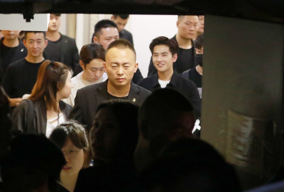 编写一个明星公关团队处理明星酒驾的策划新闻发布会会议剧本