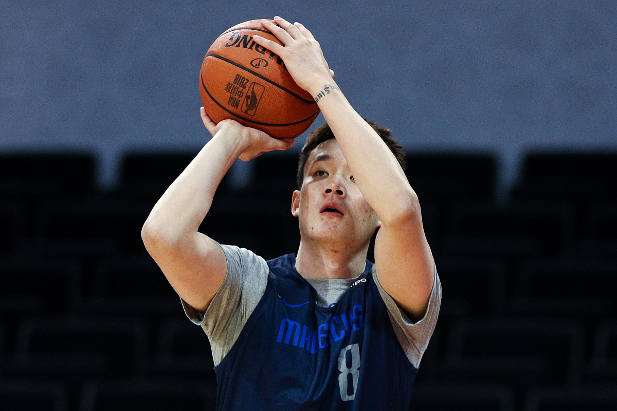 2018nba中国赛深圳站前瞻:达拉斯独行侠备战 <strong>丁</strong>彦雨航接受采访