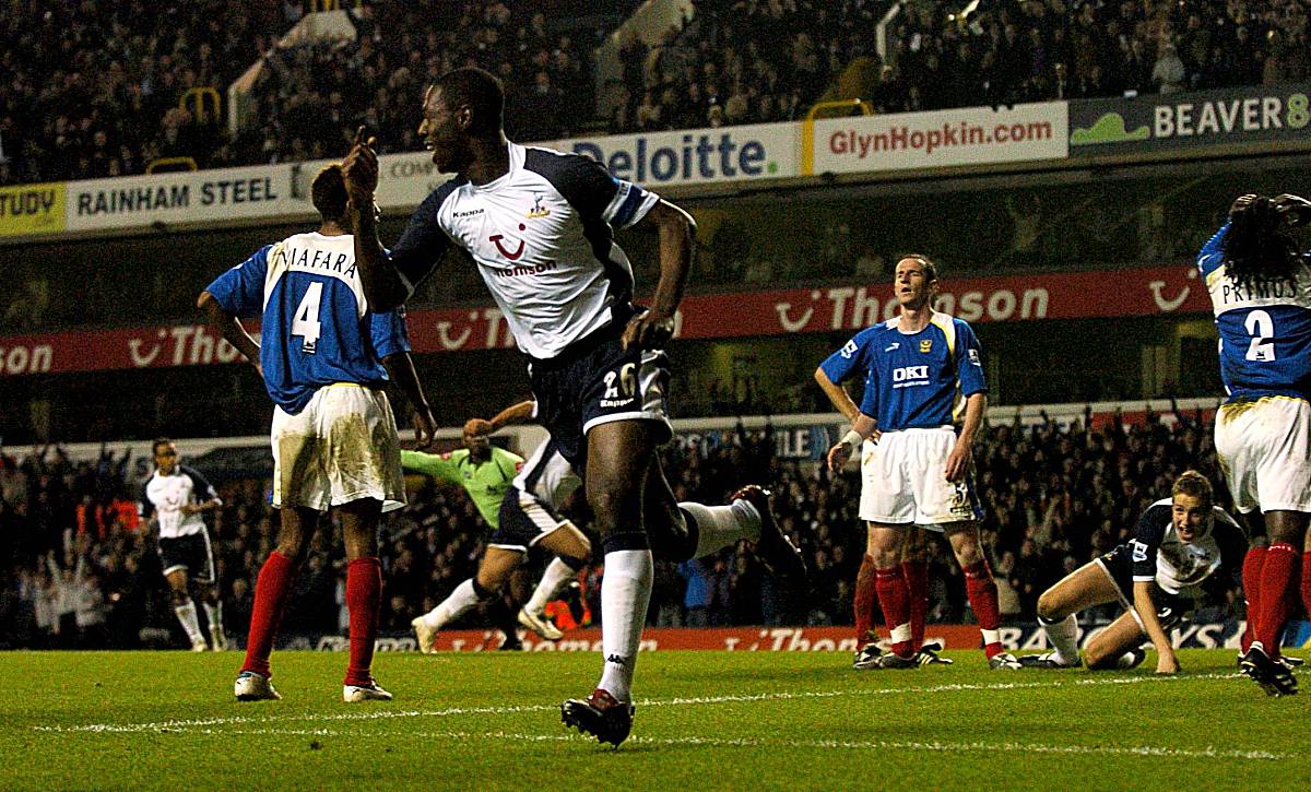 tottenham hotspur's ledley king (<strong>c</strong>) celebrates his goal