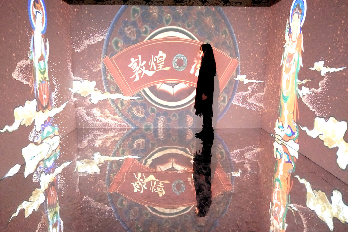 以一条建筑风格为民国风的步行商业街为背景创作一个沉浸式换装跑团剧本不涉及到步行街商家可加入AR元素步行街内有超大BB机和大哥大等雕塑可以借用要求所有玩家作为一个整体不要分散同时不要出现谋杀、阴谋之类的字眼积极向上一点要注重趣味性和对年轻人的吸引力可以参考电影《夏洛特烦恼》