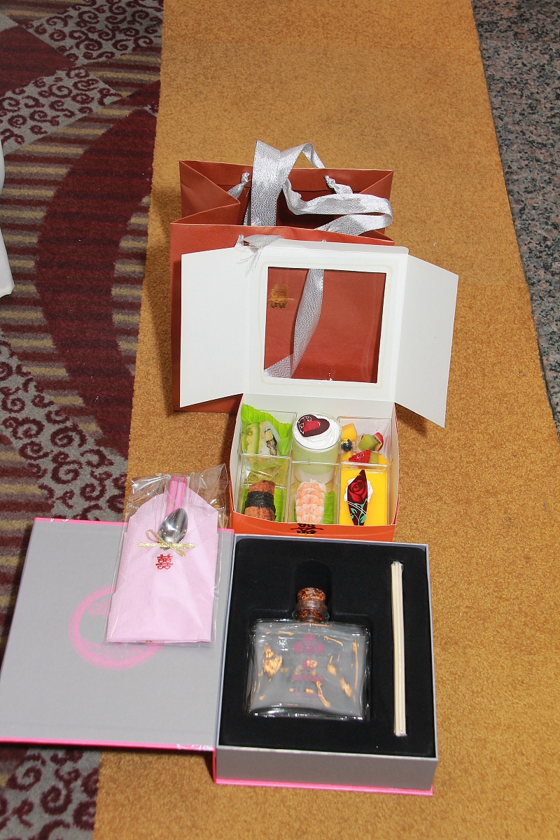 Hi Profaris这是吴教授送给你的礼物这是一套方便旅行用的茶具非常漂亮陶瓷是中国传统的礼物一般送给最好的朋友寓意永恒的友谊用英文翻译