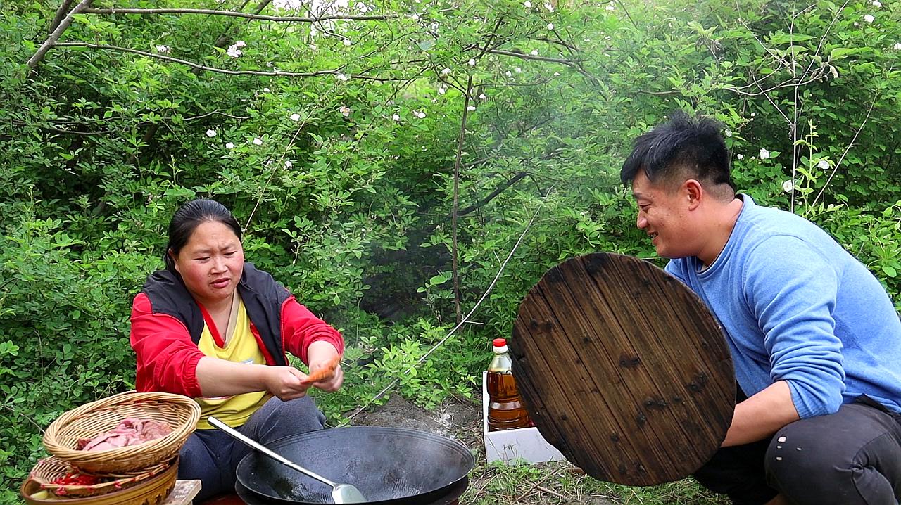 [图]胖妹嘴馋，做土豆炖牛肉，又香又辣，超下饭，夫妻俩差点吃撑