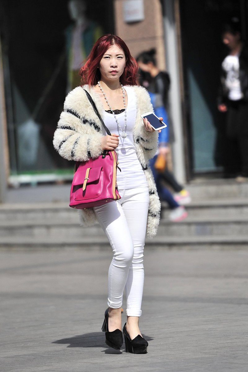 美女街拍：记录都市风情，展现时尚魅力