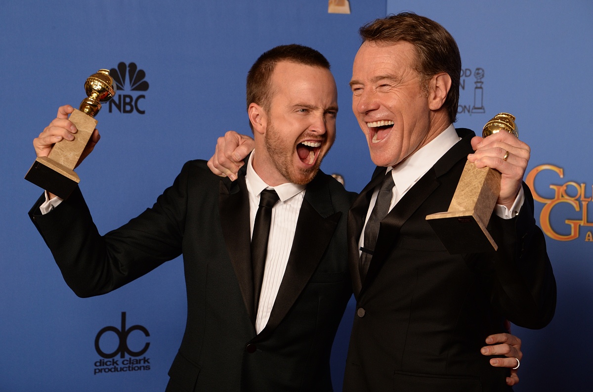 acto<strong>r</strong>s aaron paul (l) and bryan cranston (r) celebrate winning