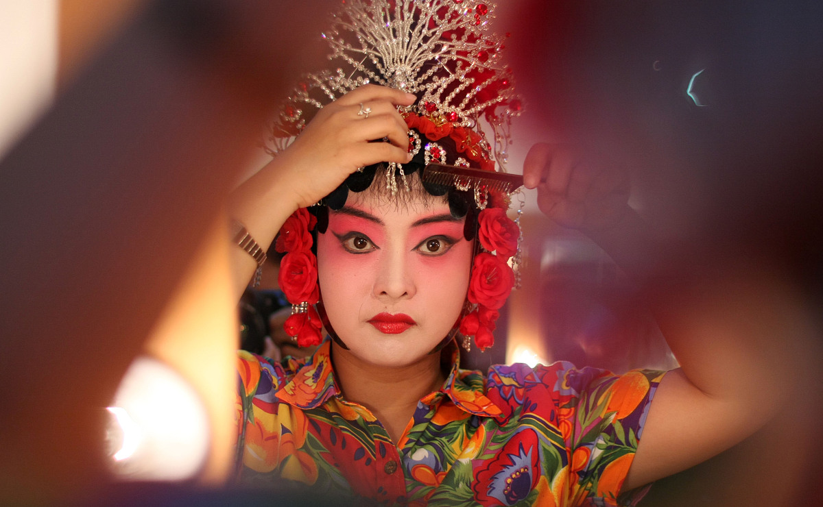 2008年4月28日,海南海口,豫剧演员在化妆间定妆.国家一级演员,梅花奖